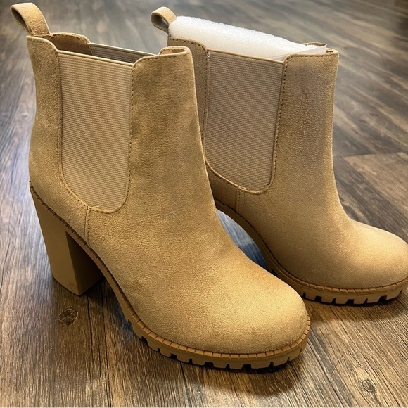 NWT Women’s Soda Glove Ankle Boot w/Lug Sole Elastic Gore Chunky Heels Size 8.5 - Picture 6 of 10